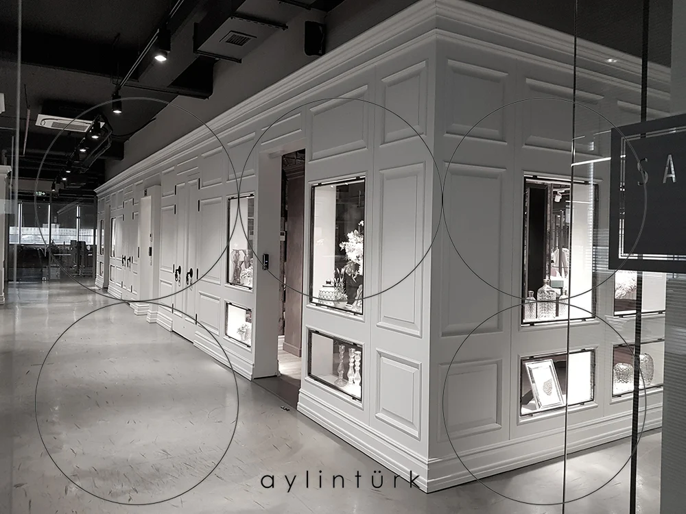 Ürün odaklı showroom iç mekânında katmanlı ışık kullanımı